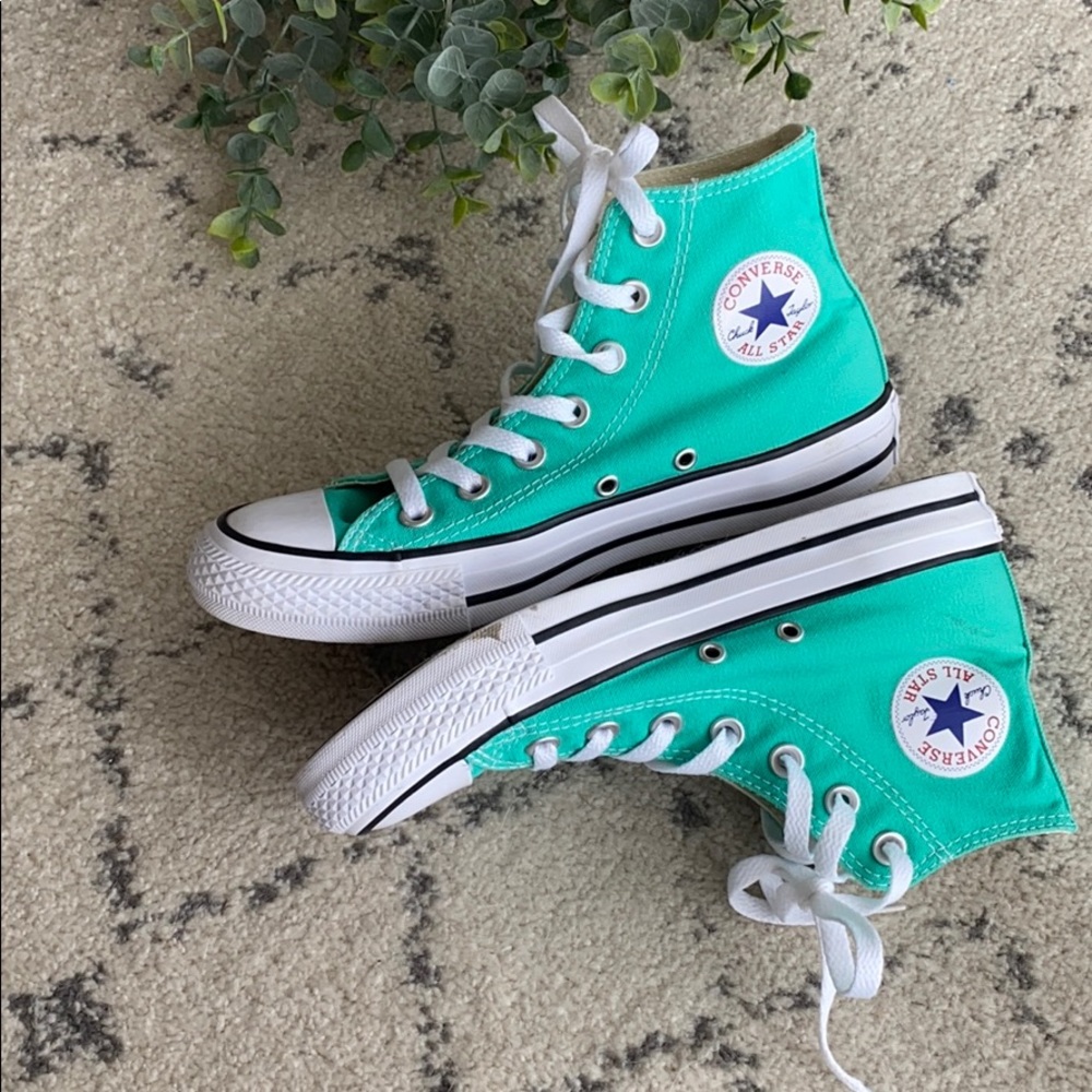 Converse High Tops Womens size 6 (Mens size 4)